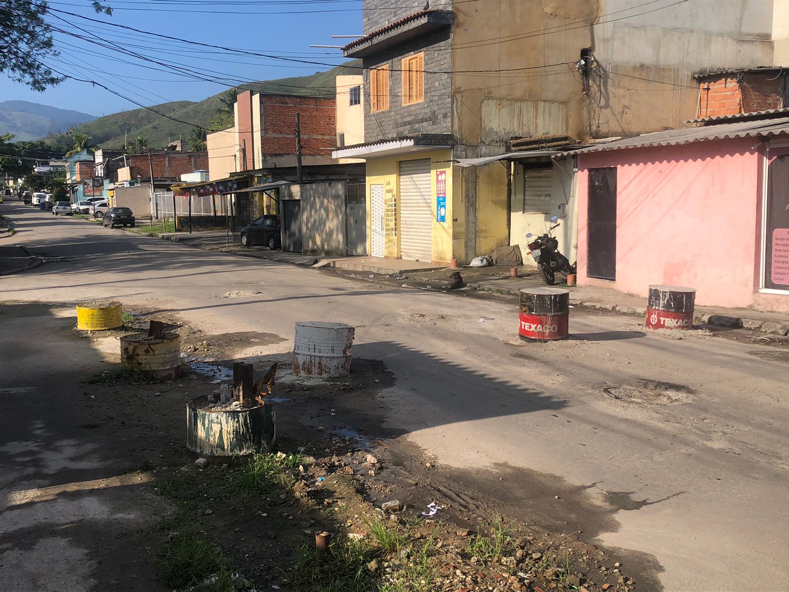 Policiais do 14º BPM retiram 10 toneladas de barricadas na Vila Kennedy